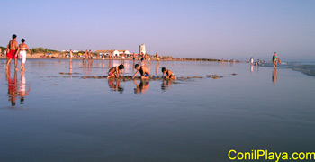 Jugando en la playa de El Palmar.