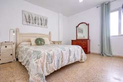 3 dormitorios,6 personas. Estupendo apartamento en Cádiz capital muy cerca de la playa de la Victoria. Se alquila a muy buen precio.
