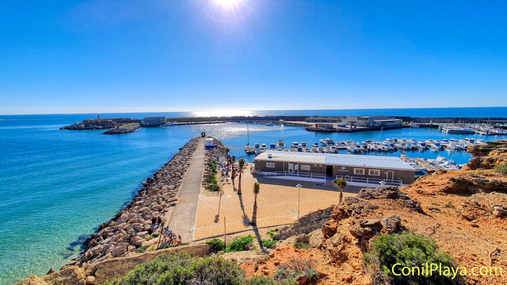 Entrada del Puerto de Conil o bocana. Bar y club Náutico en primer término.