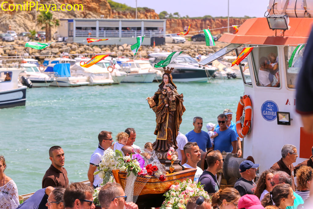 La Virgen del Carmen en el puerto de Conil.