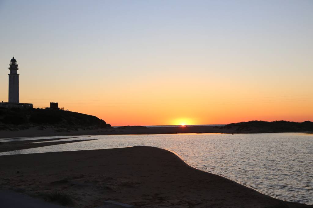 faro trafalgar puesta sol