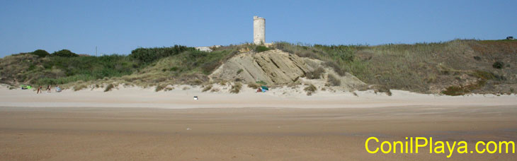 La Torre del Puerco vista desde la playa.